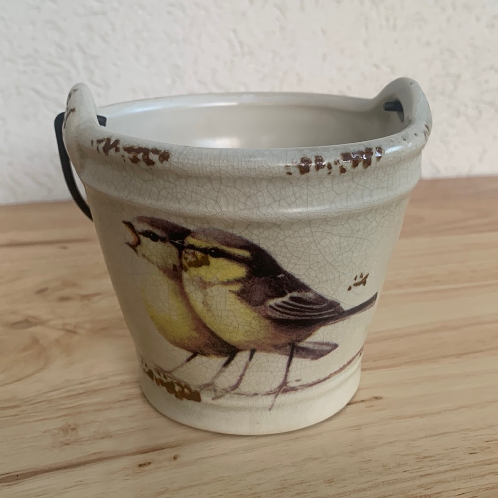 Cute little ceramic pail with a pair of birds (maybe warblers)